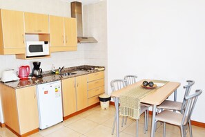Refrigerador, microondas, cafetera/tetera, utensilios de cocina