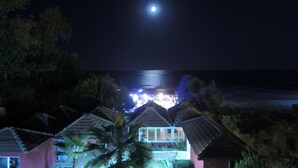 A beachfront property with a visible house and a moon in the sky. - Safak Beach Motel (Manavgat)