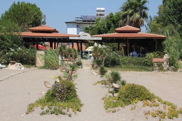 A cafe with a red-tiled roof and outdoor seating. - Safak Beach Motel (Manavgat)