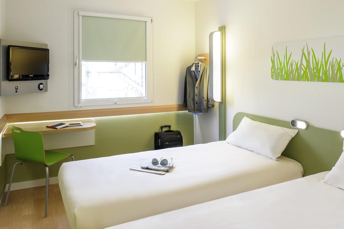 Twin kamer, 2 eenpersoonsbedden | Een bureau, gratis wifi, beddengoed, een wekker