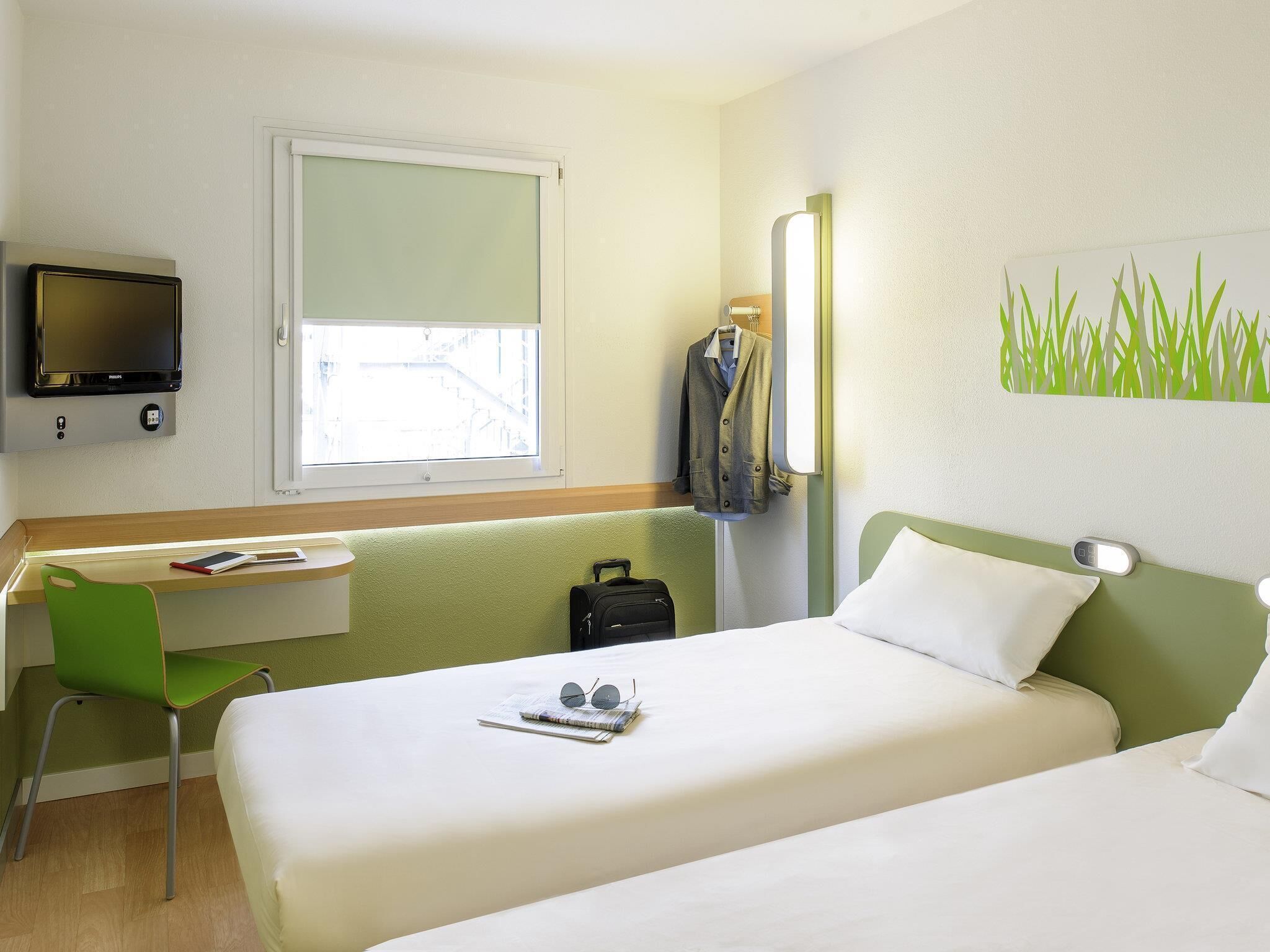 Chambre avec lits jumeaux, 2 lits une place | Bureau, Wi-Fi gratuit, réveils, draps fournis