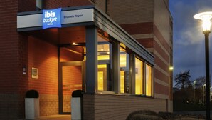 Rakennuksessa on kyltti, jossa lukee »ibis budget -hotellit» ja »Brysselin lentokenttä», mikä osoittaa, että kyseessä on hotelli, joka sijaitsee lähellä lentokenttää.