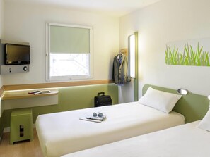Chambre avec lits jumeaux, 2 lits une place | Bureau, Wi-Fi gratuit, draps fournis, réveils