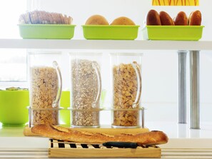 Petit déjeuner buffet (10 EUR par personne)