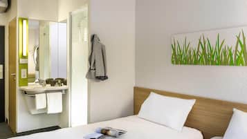 Escritorio, wifi gratis, ropa de cama y despertador