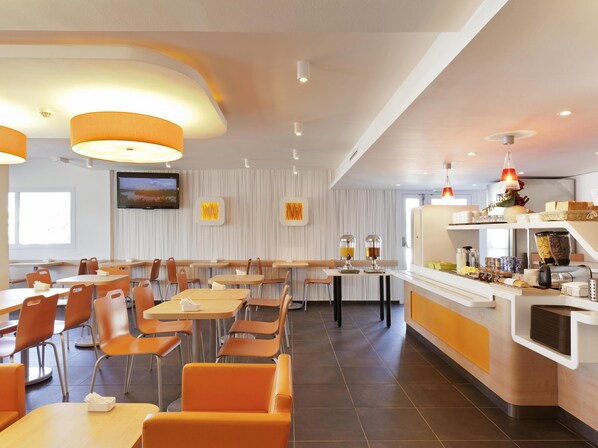 Tägliches Frühstücksbuffet (10 EUR pro Person)