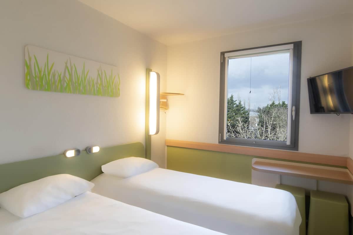 Twin Room, 2 Single Beds | Desk, blackout curtains, soundproofing, free WiFi