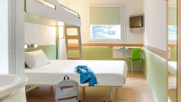 Standard-huone (1 Double Bed and 1 Twin Bunk Bed) | Työpöytä, pimennysverhot, äänieristys, ilmainen Wi-Fi