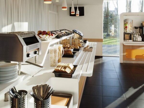 Petit déjeuner buffet (12 EUR par personne)