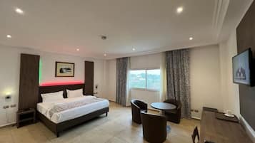 Minibar, in-room safe