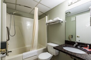 Bañera con ducha, secador de pelo, toallas