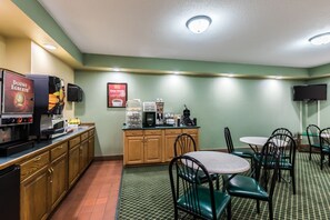Dining - Red Carpet Inn Austin MN (Austin)