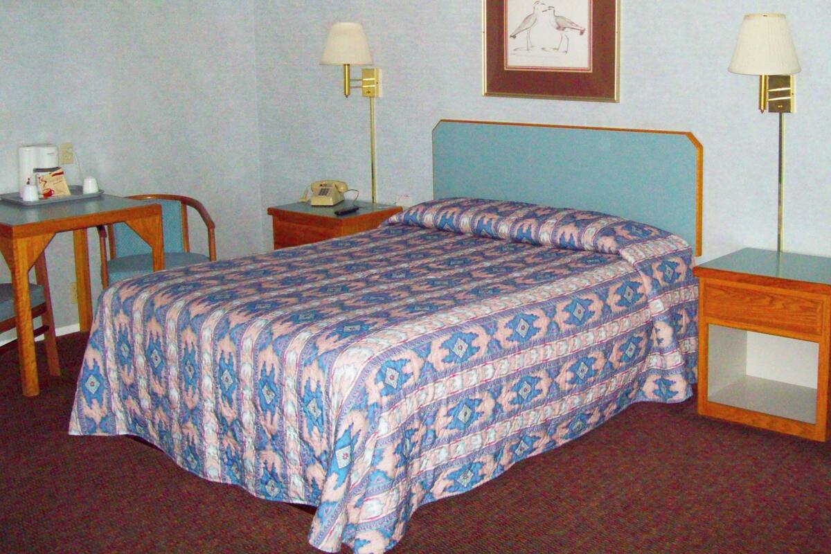 Room, 1 Katil Ratu (Queen), Non Smoking, Kitchenette | Meja, seterika/papan seterika, Wi-fi percuma, jam penggera 