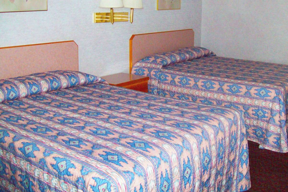 Room, 2 Katil Kelamin (Double), Non Smoking | Meja, seterika/papan seterika, Wi-fi percuma, jam penggera 