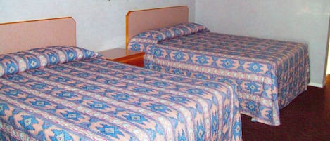 Zimmer, 2 Doppelbetten, Nichtraucher | Schreibtisch, Bügeleisen/Bügelbrett, kostenloses WLAN, Bettwäsche