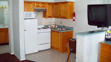 Room, 1 Queen Bed, Non Smoking, Kitchenette | Private kitchenette | Fridge, microwave, coffee/tea maker