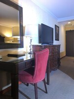 Decoración personalizada, muebles diferentes y escritorio 