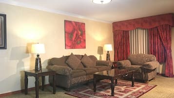 Suíte, banheira de hidromassagem | Individualmente decorados, individualmente mobiliados, escrivaninha