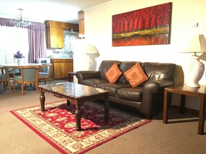 Familiesuite, 2 soverom, ikke-røyk | Individuelt dekorert, individuelt innredet og skrivebord