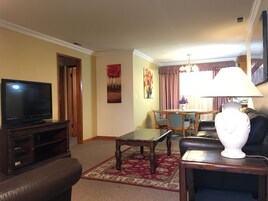 Family Suite, 2 Bedrooms, Non Smoking | Individually decorated, individually furnished, desk, blackout drapes