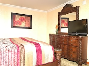 Honeymoon Suite | Individually decorated, individually furnished, desk, blackout drapes - Acorn Motor Inn (Oak Harbor)