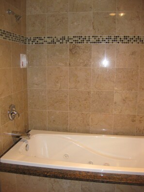 Suite, Jetted Tub | Dihias secara berasingan, dilengkapkan perabot secara berasingan, meja 