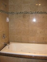 Suite, bañera de hidromasaje | Decoración individual, mobiliario individual, escritorio