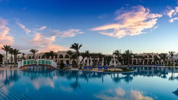 4 piscinas al aire libre, sombrillas, sillones reclinables de piscina