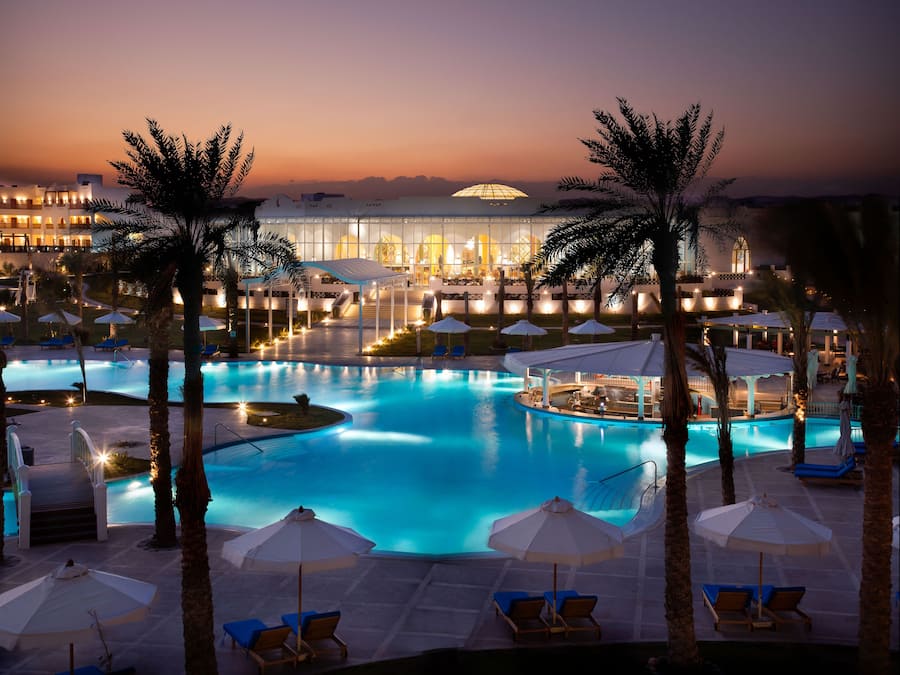 4 outdoor pools, pool umbrellas, sun loungers