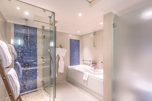 Douche, articles de toilette gratuits, sèche-cheveux, peignoirs
