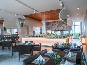 Breakfast, lunch, dinner served; international cuisine, garden views  - Pullman Jakarta Central Park (Jakarta)