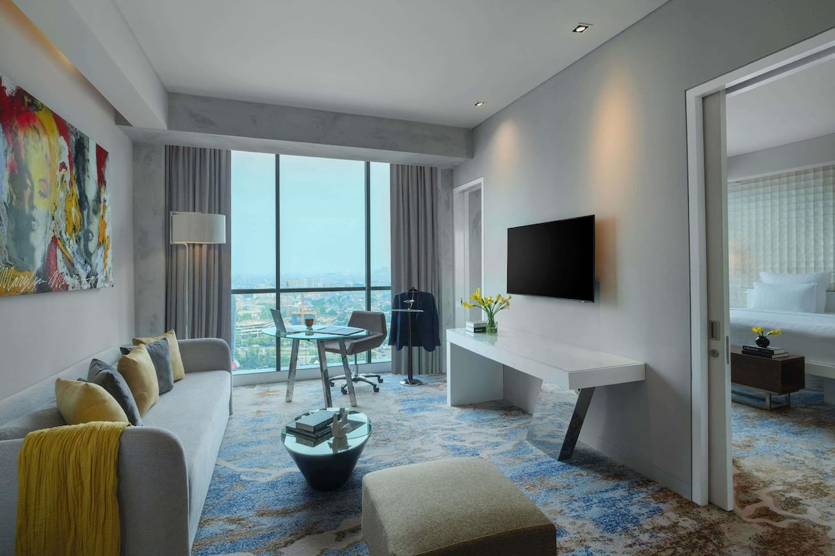 Executive Suite, 1 King Bed, Park View | Free minibar items, in-room safe, desk, laptop workspace