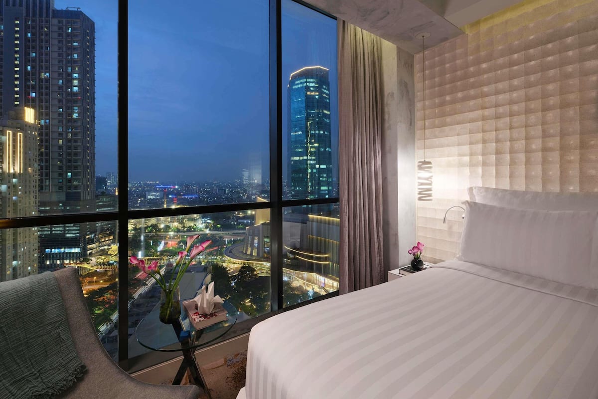 Deluxe Room, 1 King Bed, Park View | 1 bedroom, free minibar items, in-room safe, desk