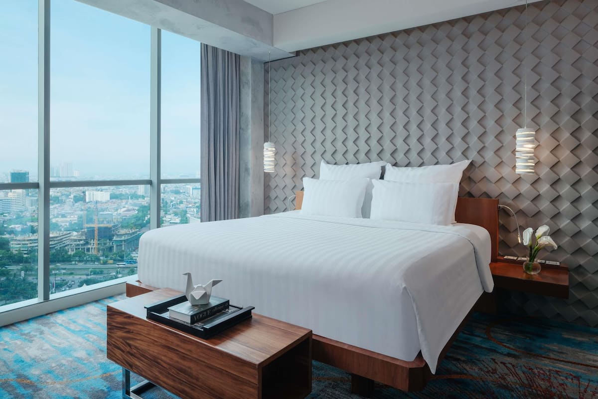 Suite ejecutiva, 1 cama King size, vista al parque | Artículos del minibar gratis y caja de seguridad en la habitación