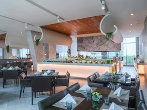 Petit déjeuner, déjeuner, dîner et brunch servis sur place