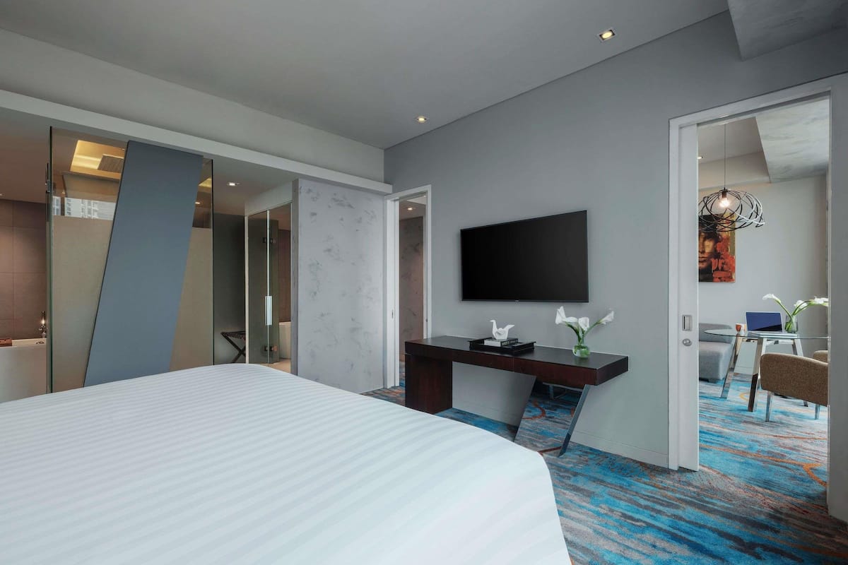 Executive Suite, 1 King Bed, Park View | Free minibar items, in-room safe, desk, laptop workspace