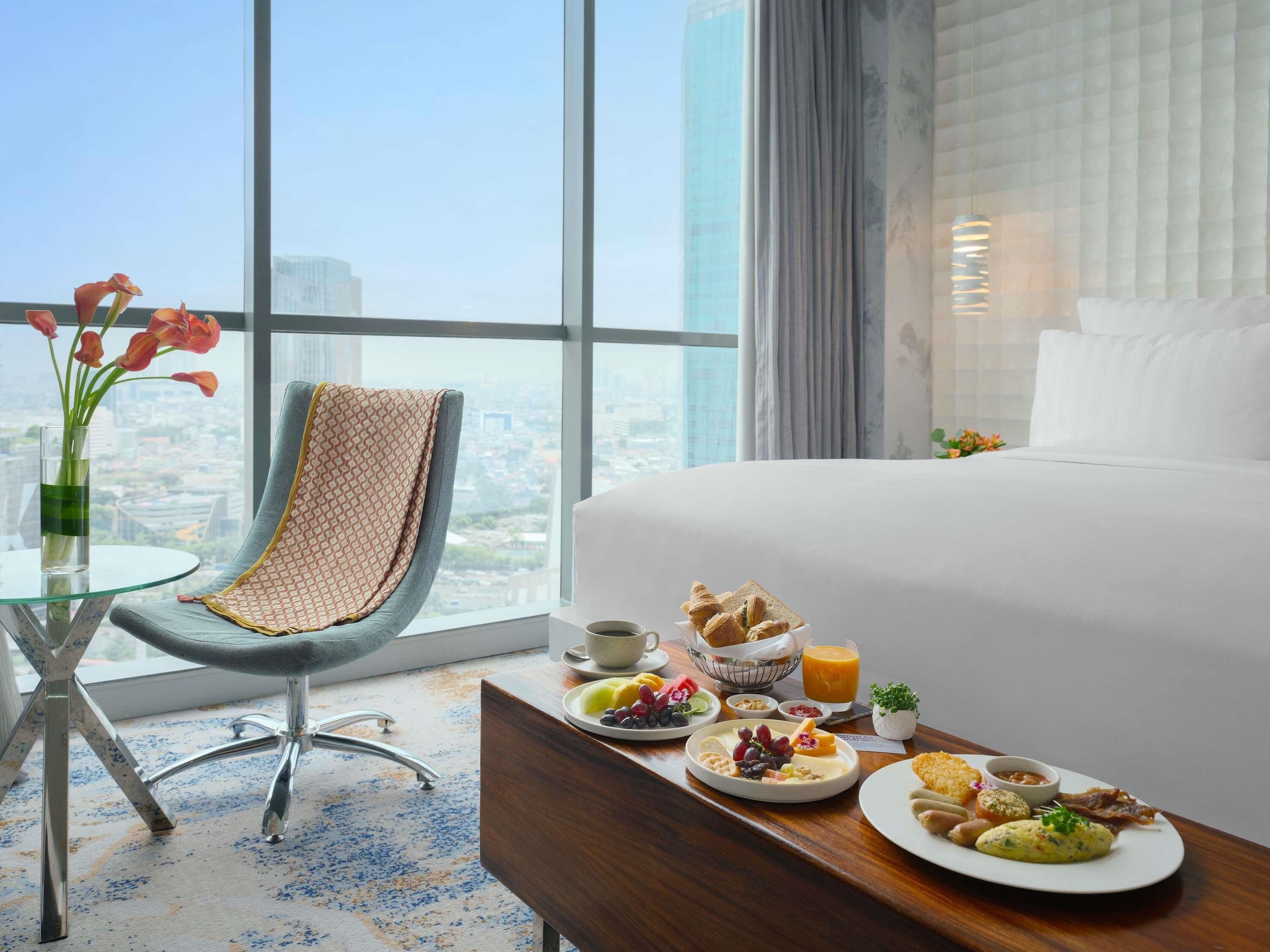 Deluxe Room, 1 King Bed | Free minibar items, in-room safe, desk, laptop workspace