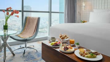 Deluxe Room, 1 King Bed | Free minibar items, in-room safe, desk, laptop workspace