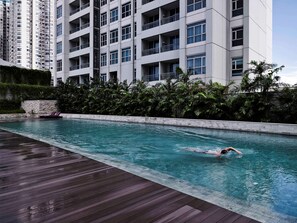 Piscine extérieure, chaises longues