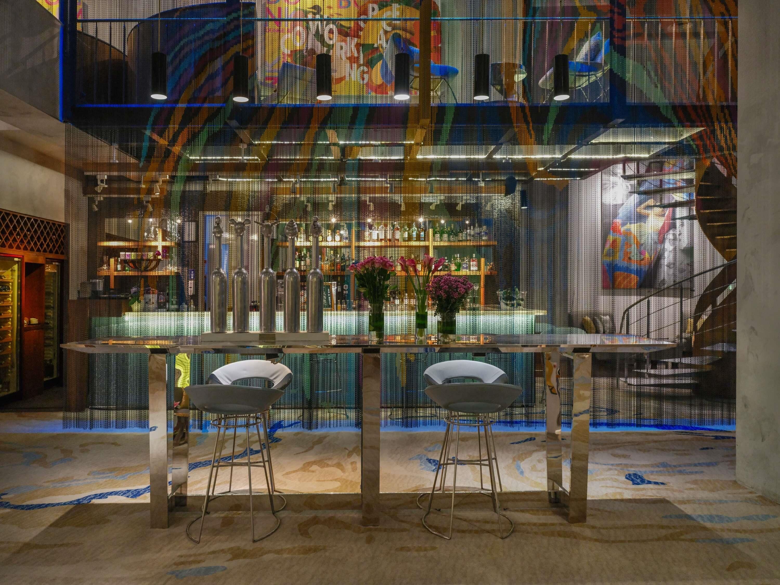 Serves breakfast and lunch