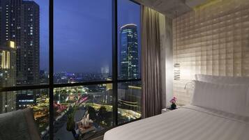 Deluxe Room, 1 King Bed, Park View | Free minibar items, in-room safe, desk, laptop workspace