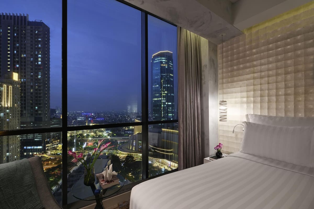 Habitación Deluxe, 1 cama King size, vista al parque | Artículos del minibar gratis y caja de seguridad en la habitación