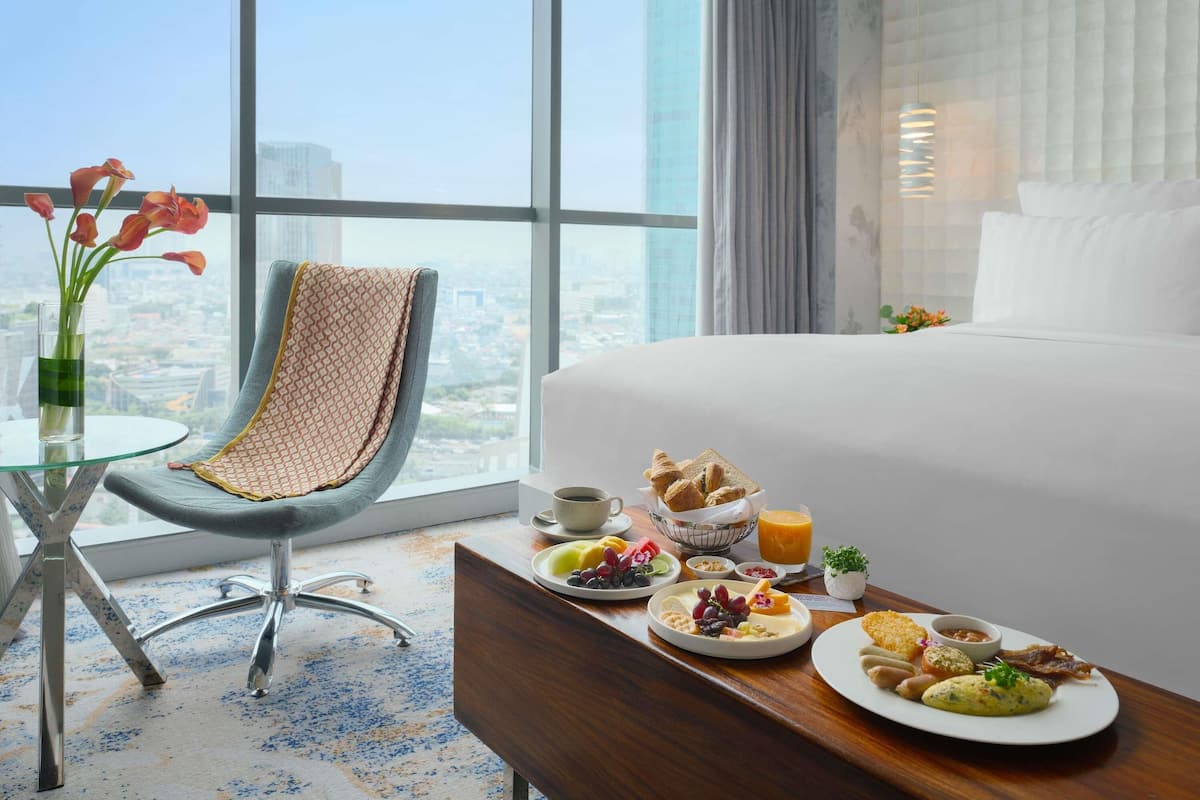 Deluxe Room, 1 King Bed | 1 bedroom, free minibar items, in-room safe, desk