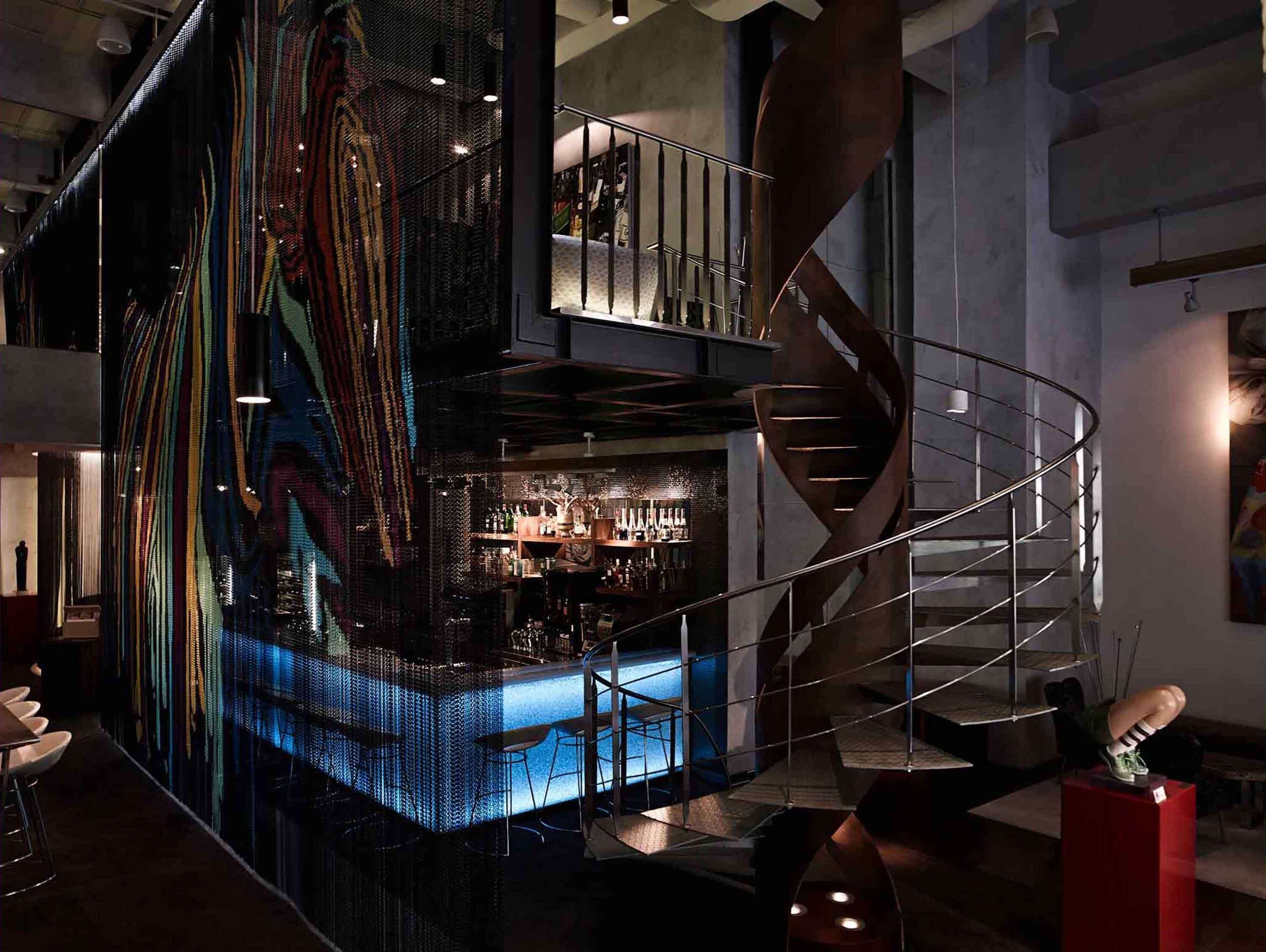 serves breakfast and lunch