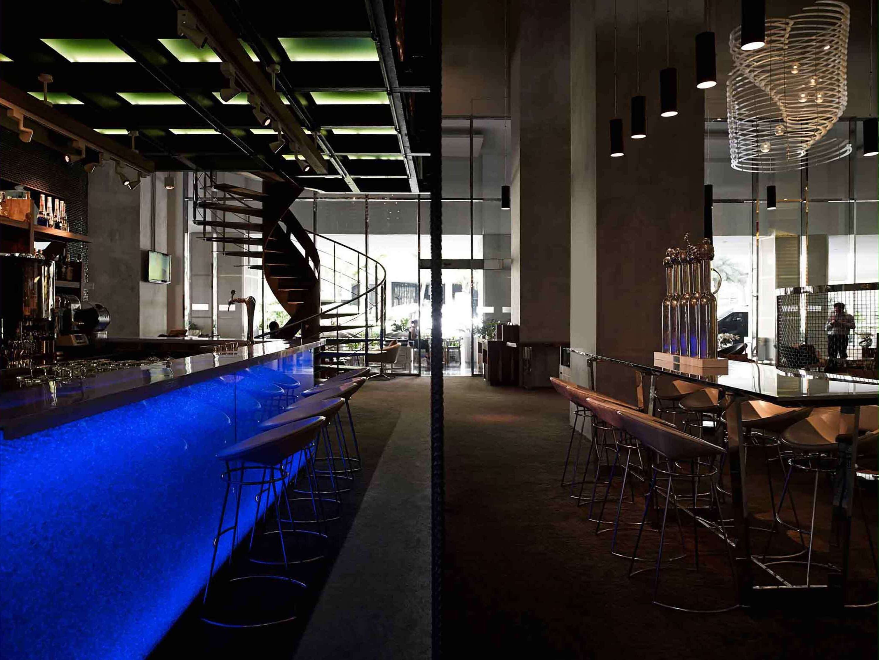 serves breakfast and lunch