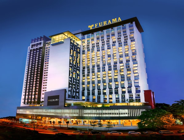 Bagian depan properti - sore/malam