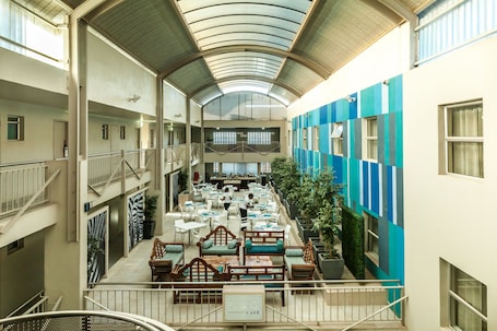 Breakfast area. Peermont Metcourt - Francistown