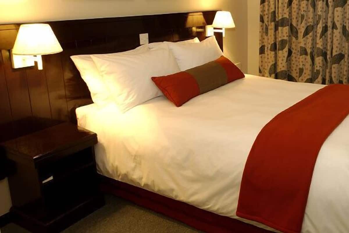In-room safe, desk, alarm clocks
