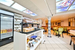 Daily English breakfast (GBP 8.00 per person)