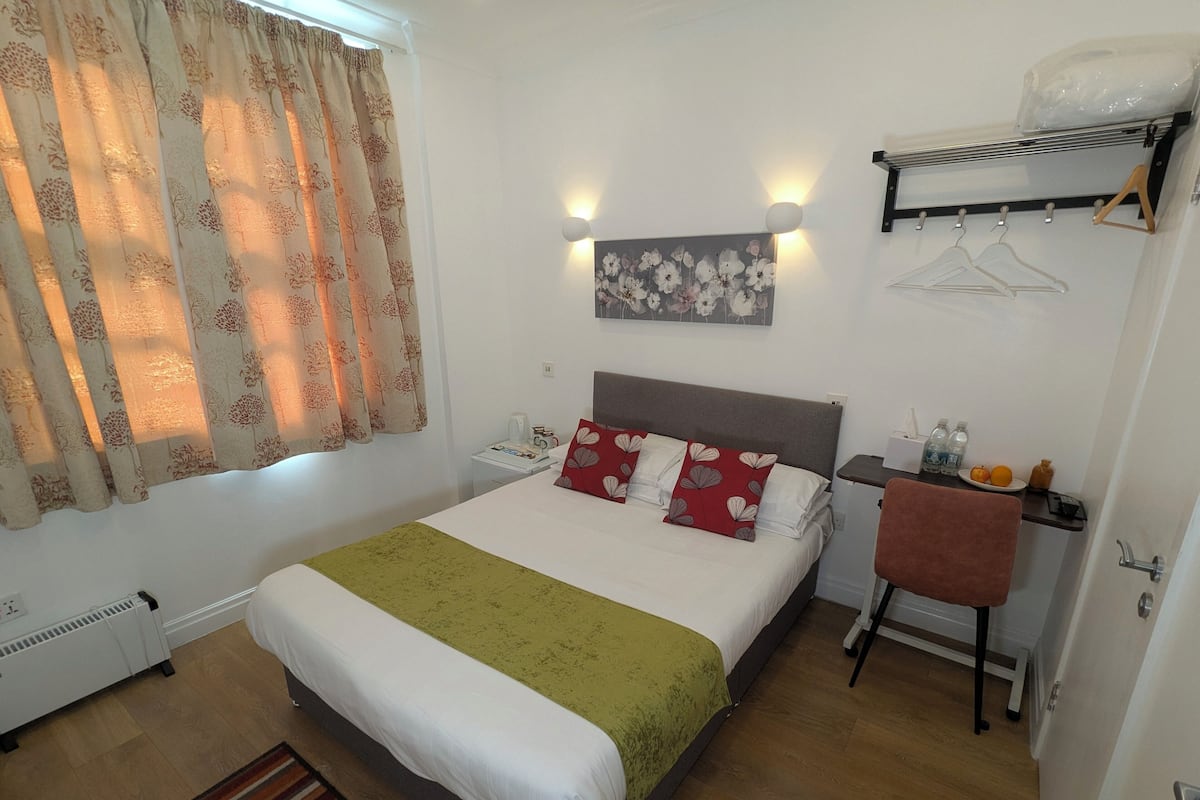 Colchones con pillow-top y caja de seguridad en la habitación